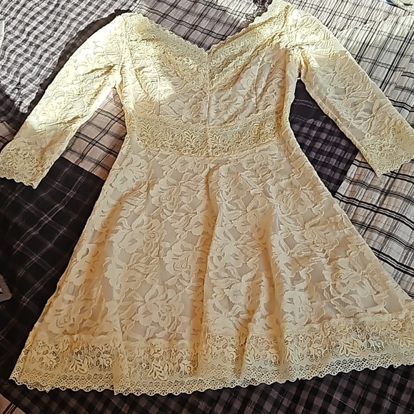 Lace dress - Picture 2 of 6